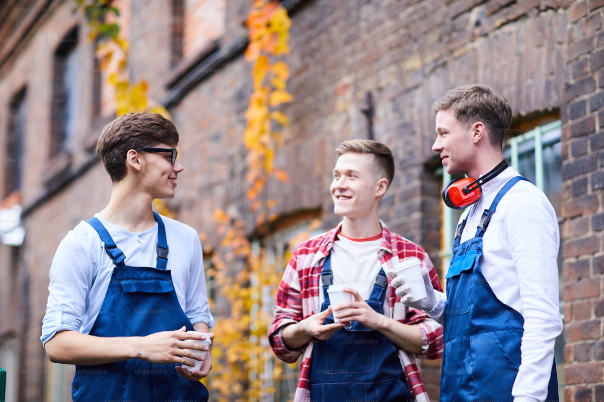 Vier Handwerker bei der Arbeit